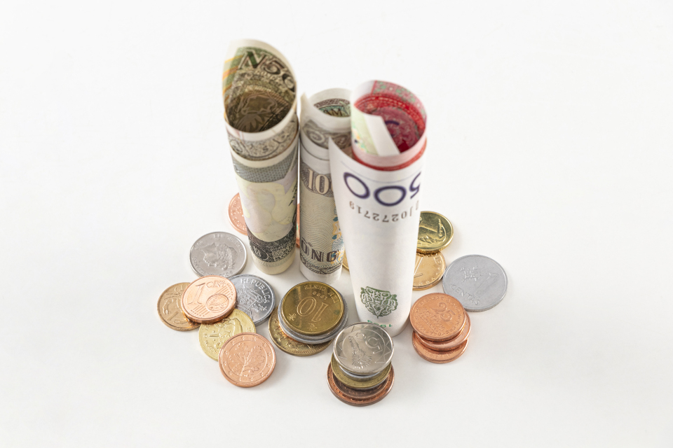 纸钞硬币金融贸易俯拍图