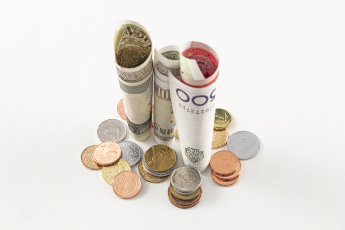 纸钞硬币金融贸易俯拍图