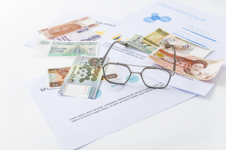 外国交易纸币眼镜贸易图