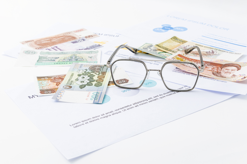 眼镜外币纸币贸易交易图版权图片下载