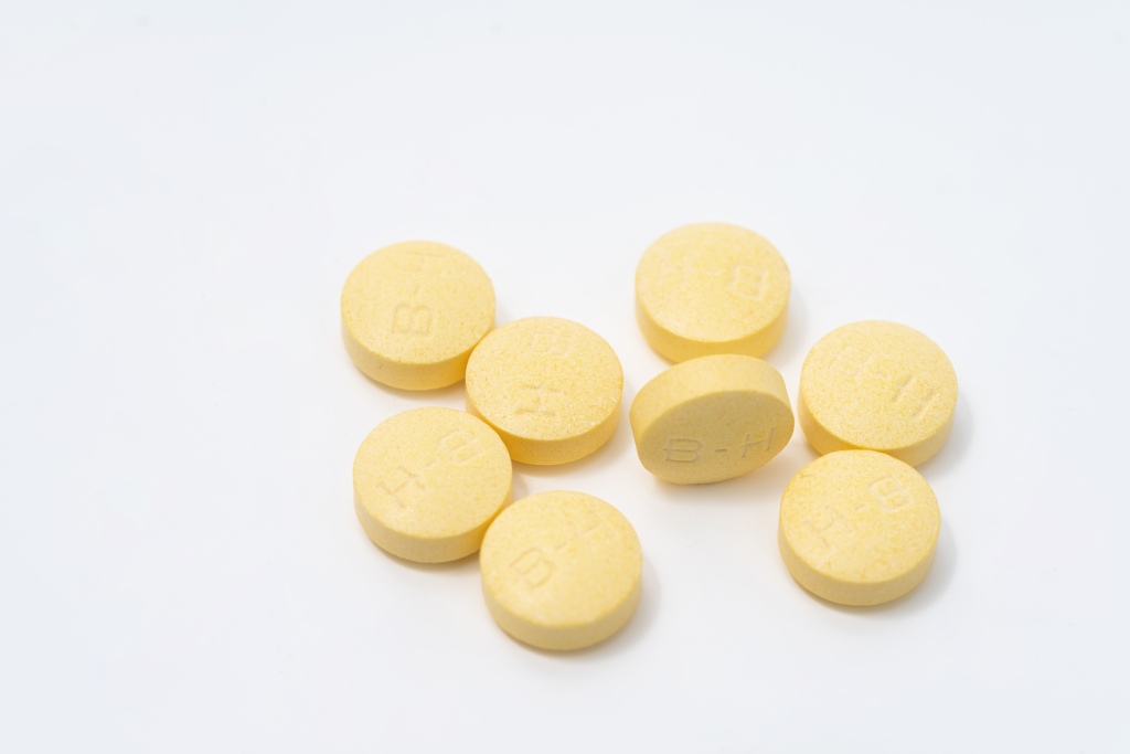 多粒黄色药片实拍图版权图片下载