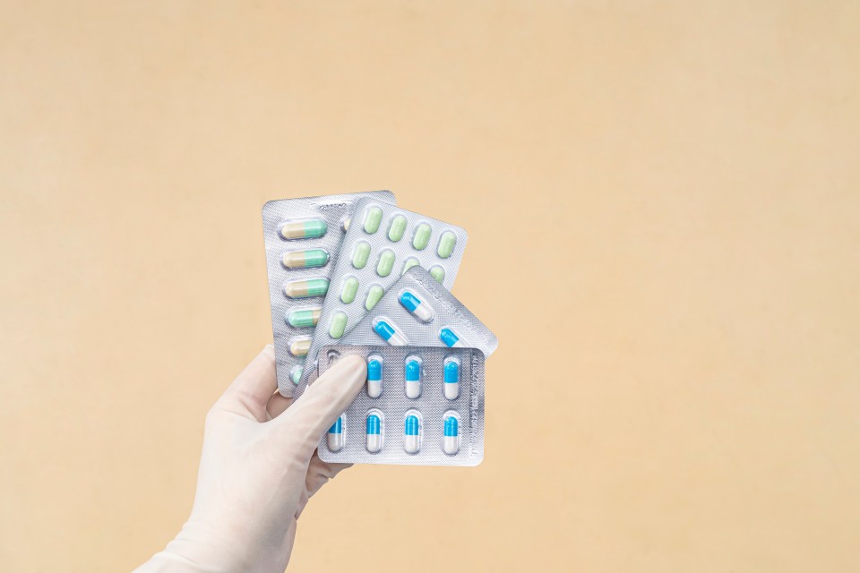 黄色背景疫情防护药品高清图