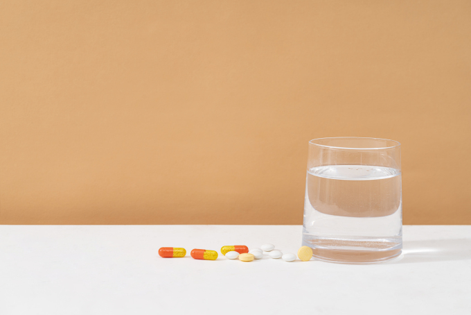 一杯水胶囊药片医用药品实拍图