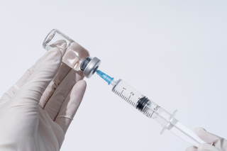 手拿针管抽取药剂高清图