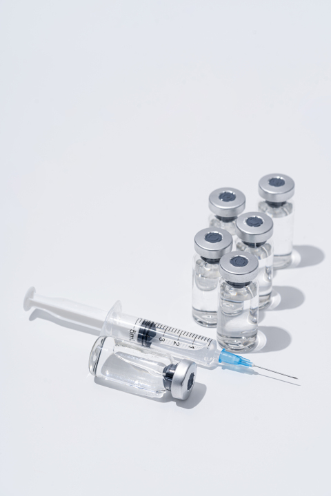 接种新冠疫苗医疗用具俯拍图版权图片下载