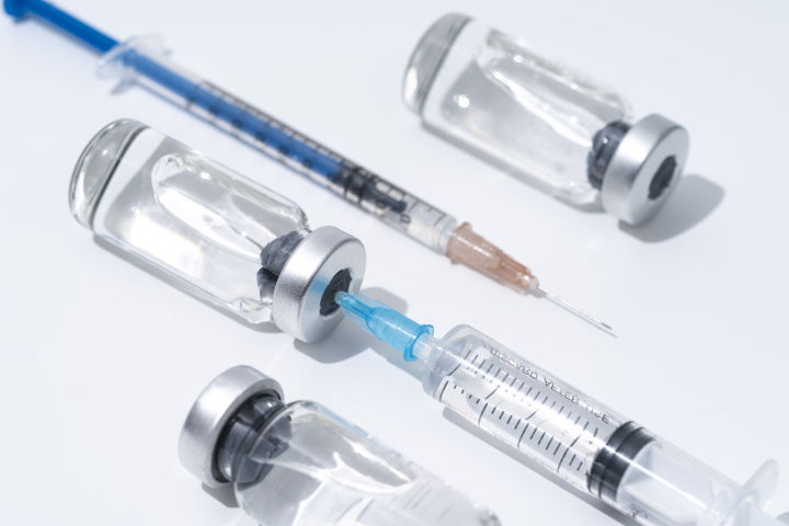 疫苗接种大小针管药剂展示图版权图片下载