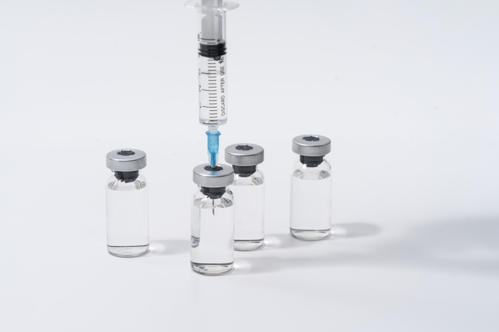 针管抽取药剂实拍图版权图片下载