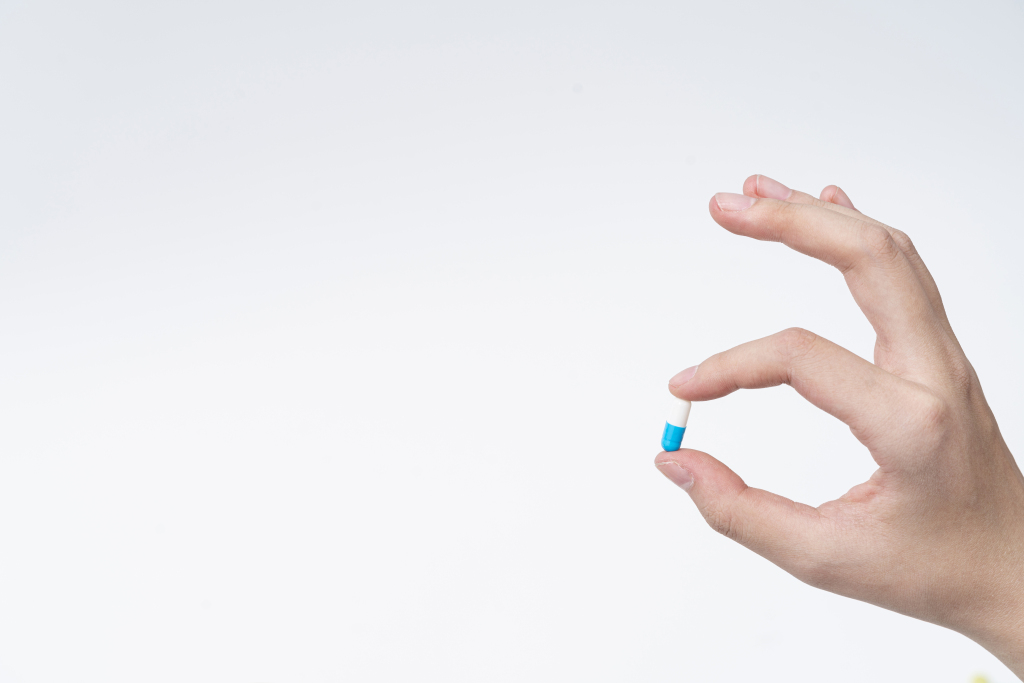 一只手拿胶囊展示图版权图片下载