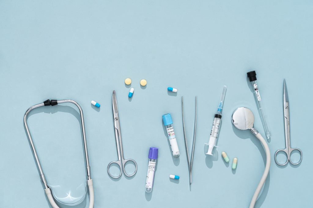 蓝色背景医疗用具实拍图版权图片下载