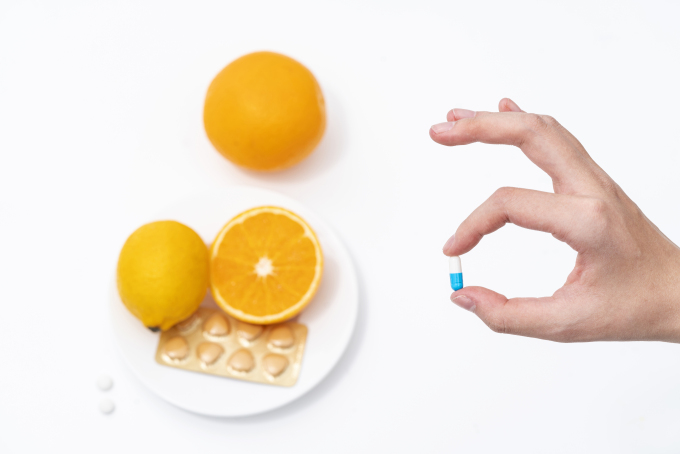 手拿蓝白胶囊中景高清图