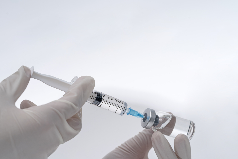 右手拿针管抽取药剂清晰图