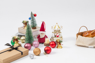 旋转木马圣诞老人礼品盒摆拍图