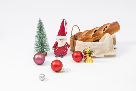 圣诞节圣诞装饰球面包实拍图