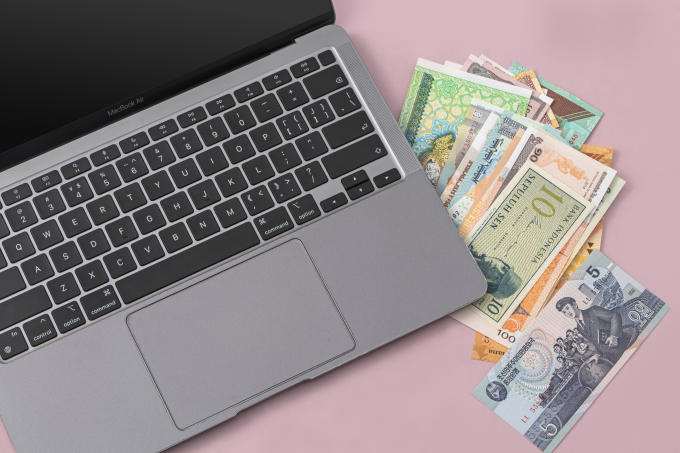 笔记本电脑纸币外汇办公工具高清图