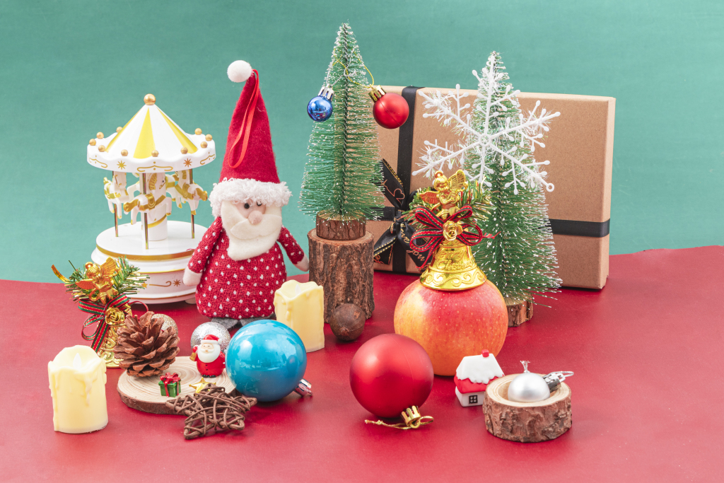 旋转木马圣诞老人圣诞节装饰高清图版权图片下载