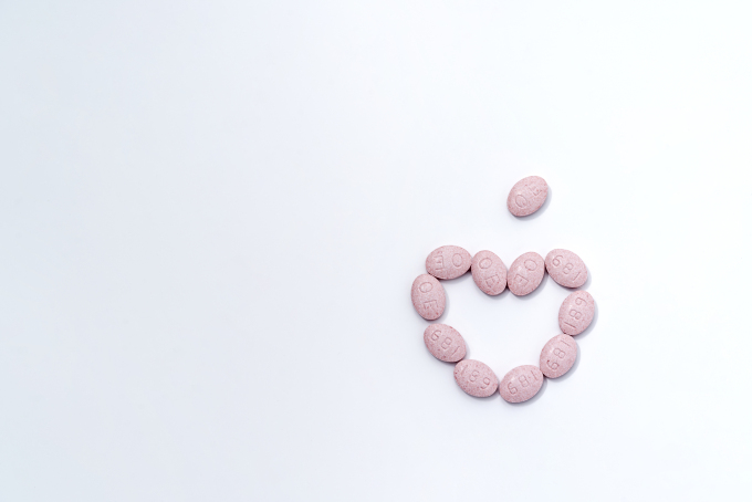 心形粉色防疫药片高清图