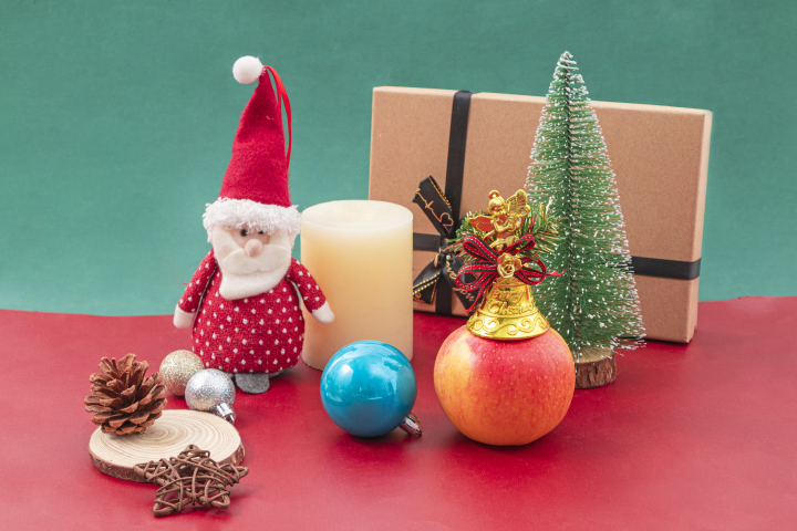 圣诞节节日装饰品礼物盒高清图版权图片下载