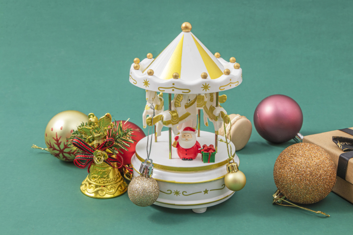 圣诞节旋转木马玩具装饰品高清图版权图片下载