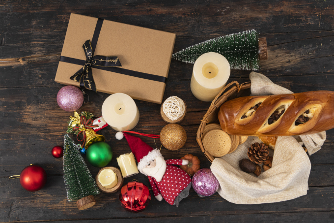 桌面圣诞礼物圣诞老人玩偶俯拍图