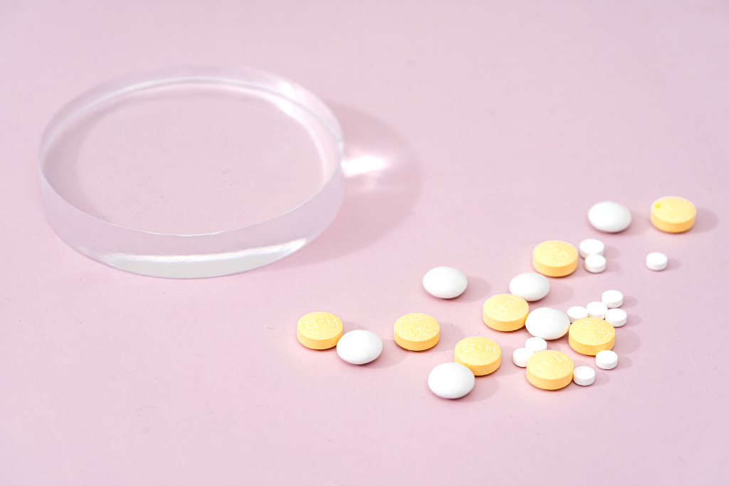 放大镜黄白药片防疫实拍图版权图片下载