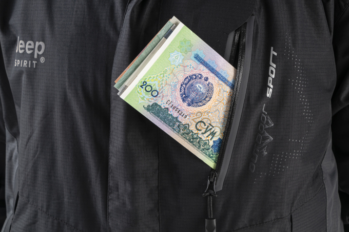 口袋半露一摞纸币近景图