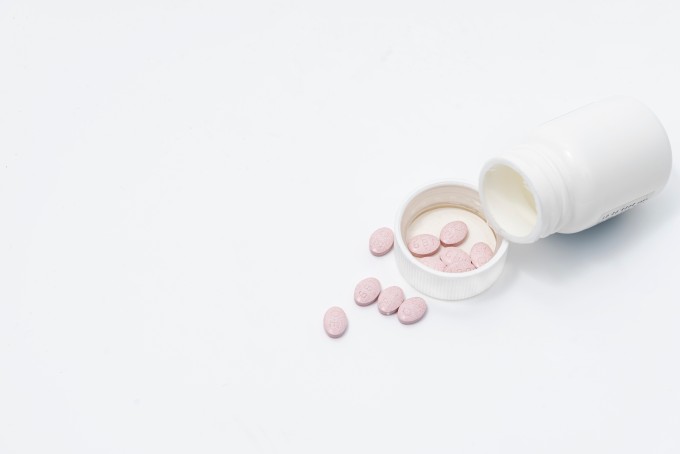 粉色药片防疫居家实拍图