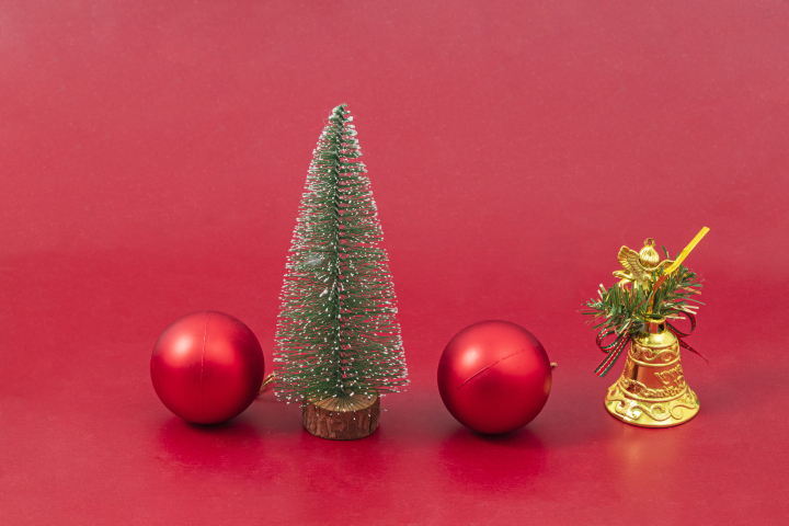 红色圣诞氛围装饰圣诞树高清图版权图片下载