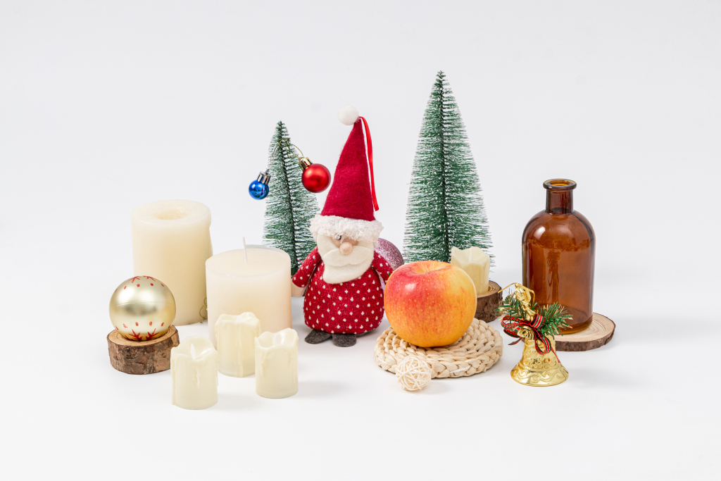 圣诞节蜡烛卡通圣诞老人实拍图版权图片下载