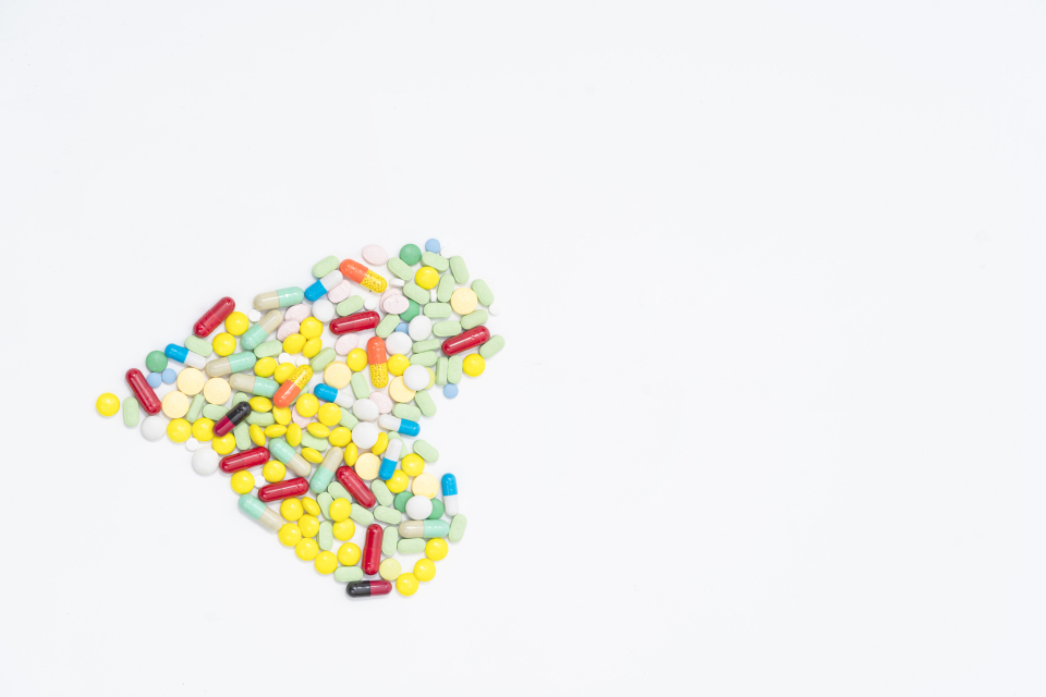 心形药片胶囊校园防疫实拍图