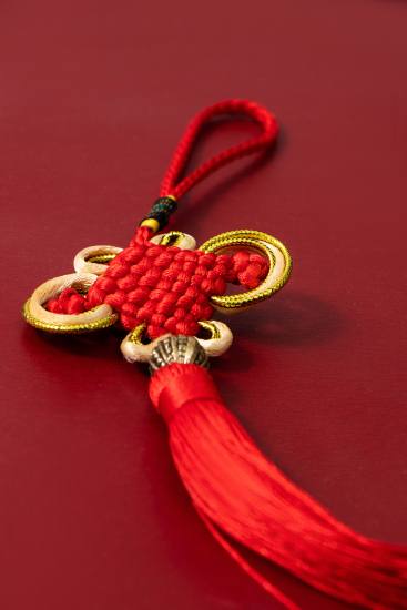 红色背景中国风传图中国结侧拍图