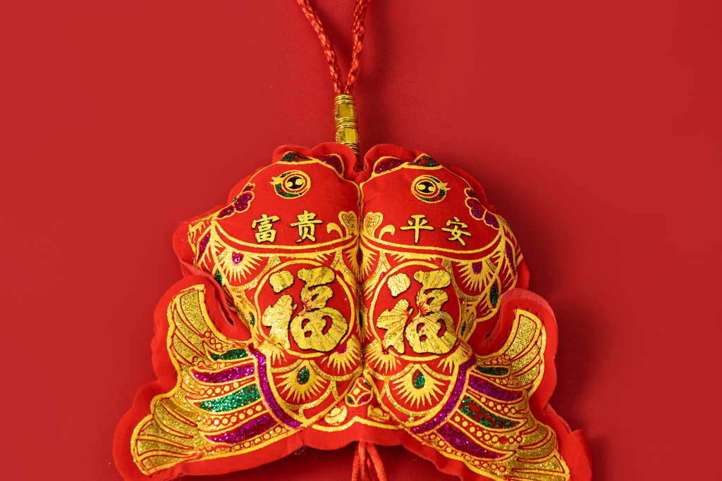 富贵平安双鱼挂饰实拍图版权图片下载