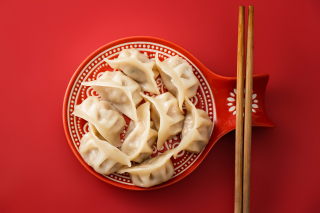 左边饺子右边筷子俯拍高清图