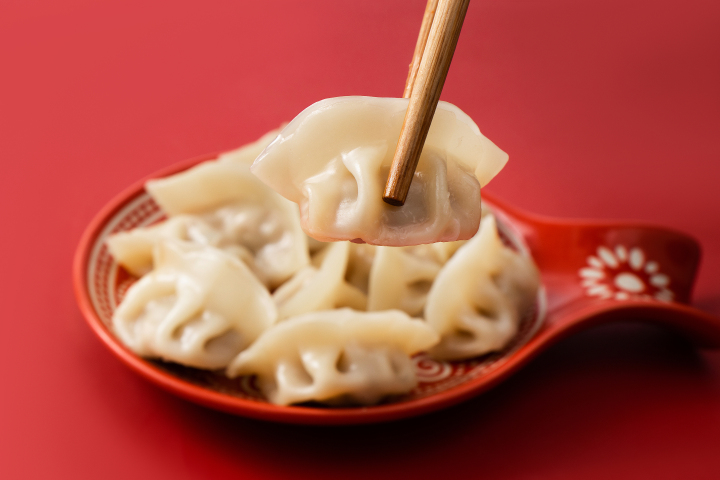 中国传统餐具筷子夹饺子近景实拍图版权图片下载