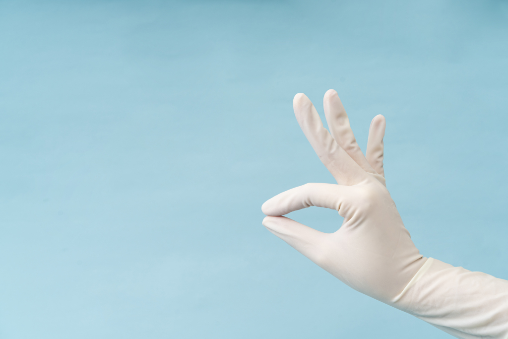 蓝色背景医用手套手比ok手势版权图片下载