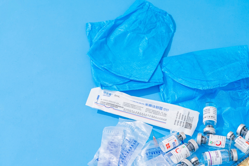 医院头套含针注射器药剂版权图片下载