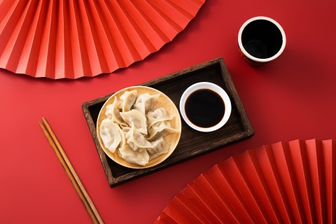 中国风红色扇子背景饺子俯拍图