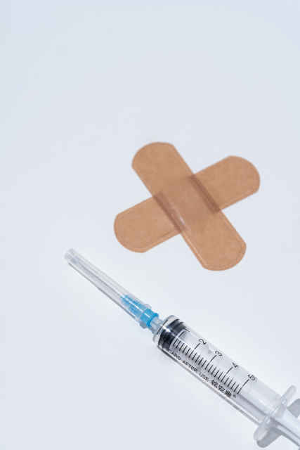 创可贴注射器医院用品高清图