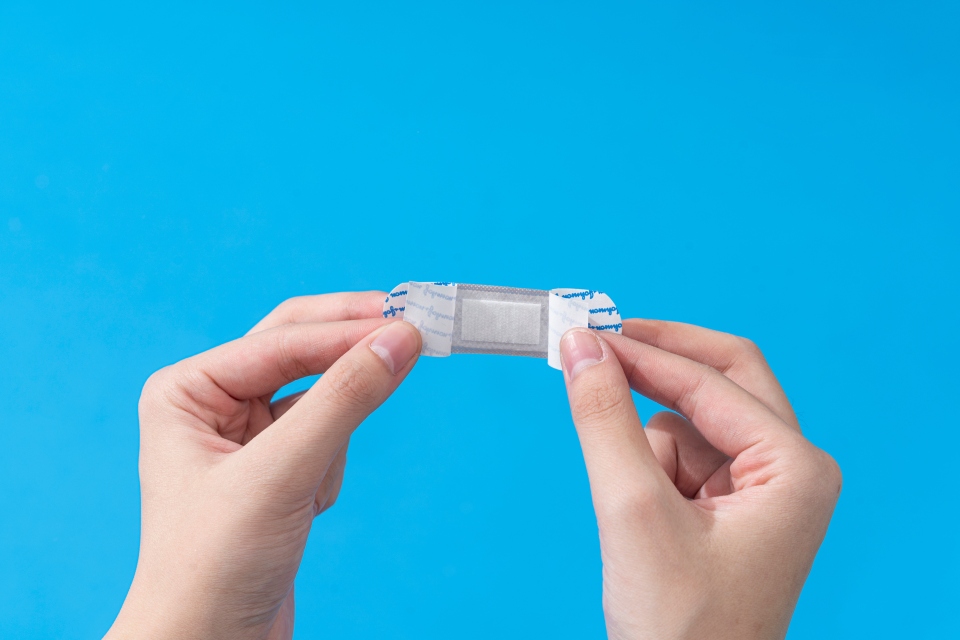 双手揭开创可贴手势图片