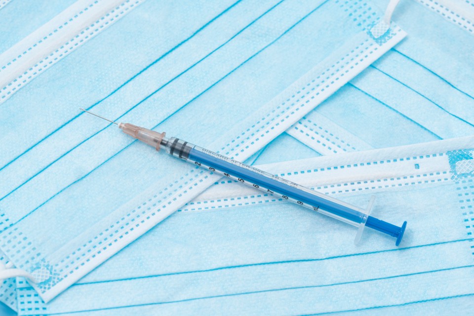 医疗小号注射器口罩用品高清图