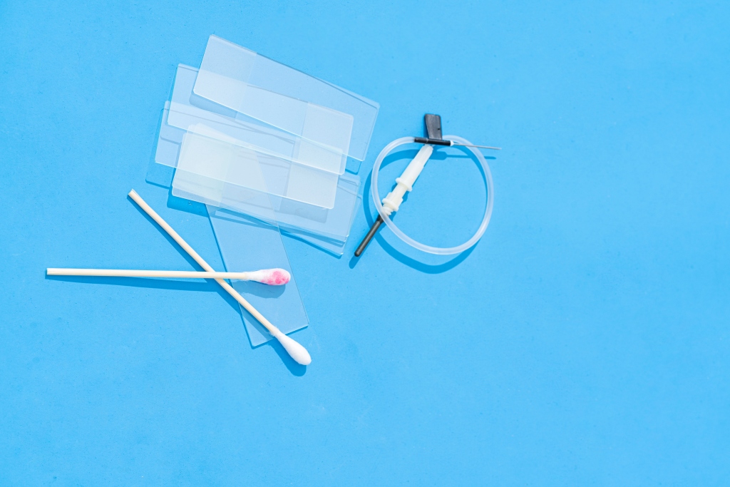 医疗室桌面废弃棉签针头工具版权图片下载