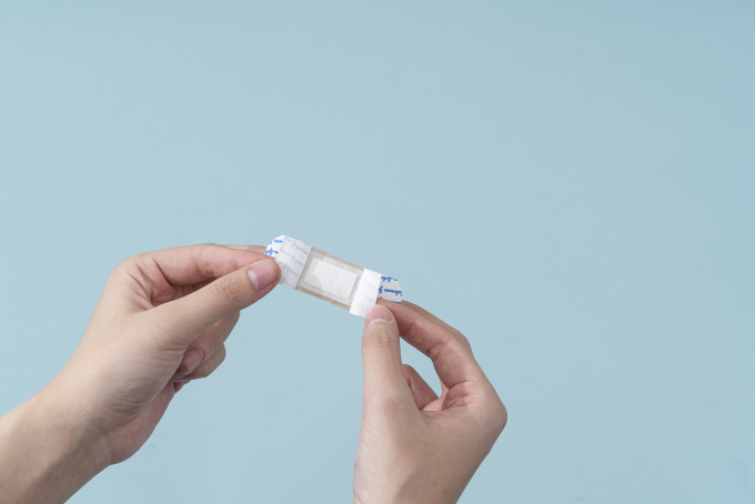 双手揭开创可贴手势图