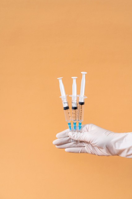 医院护士手持注射器高清图