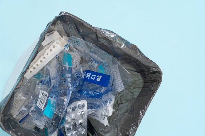 医疗废弃包装带垃圾桶版权图片下载