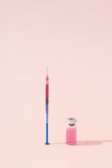 粉色背景粉色药剂注射器实拍图