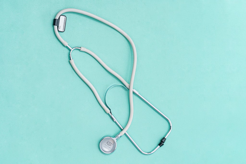 白色医院呼吸科工具听诊器高清图版权图片下载