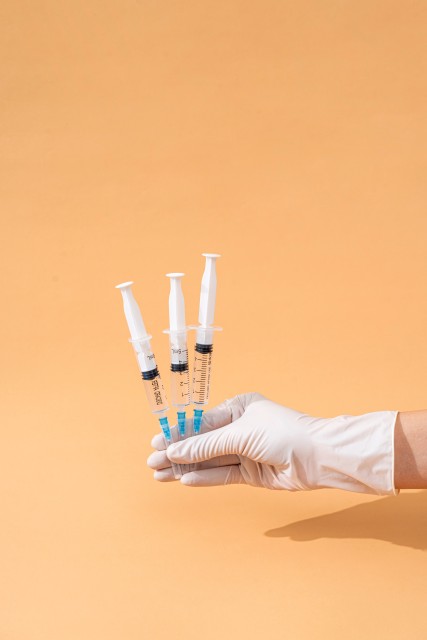 医生护士手持针头注射器高清图