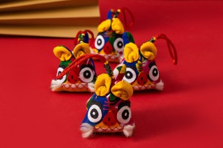 四只布老虎玩偶实拍图