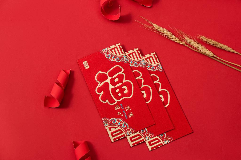 红色彩带红包俯拍图版权图片下载