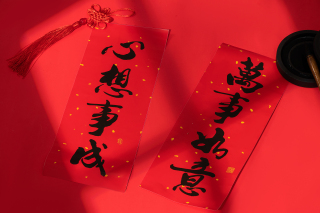 中国传统节日春节挂对联实拍图