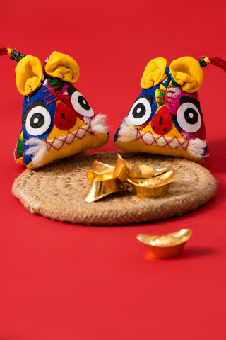 大红背景儿童玩具布老虎高清图